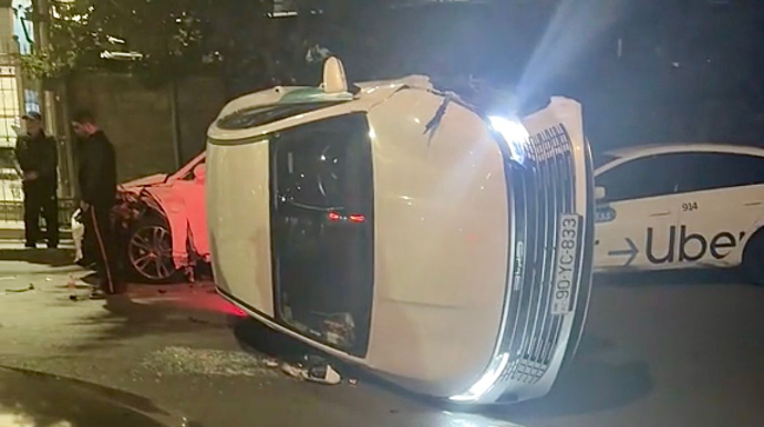 Xətaidə yuxulu sürücü zəncirvari qəza törədib maşını aşırdı   - VİDEO