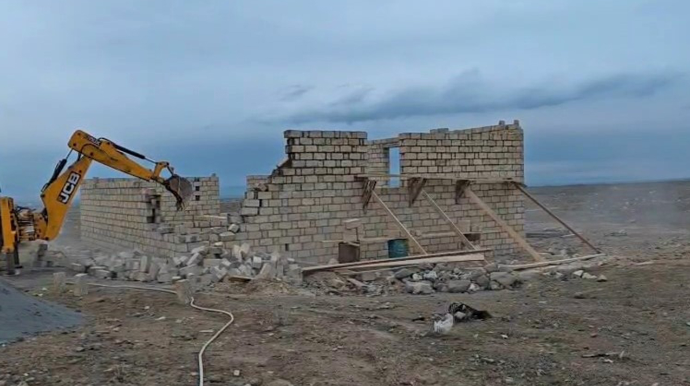 Gəncədə qanunsuz tikililər söküldü - VİDEO