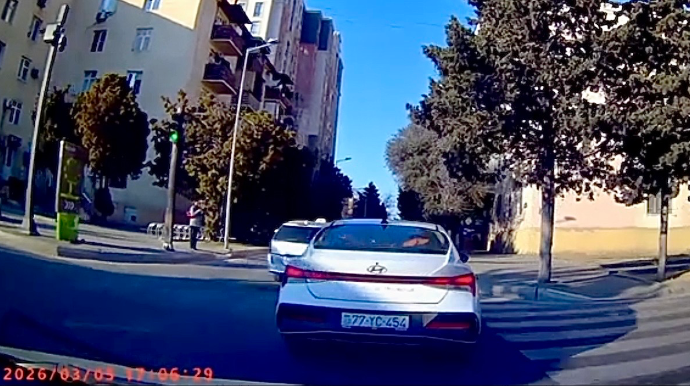 Qəza işıqlarını yandırıb yolayrıcını zəbt edən sürücü hərəkəti əngəllədi    - VİDEO