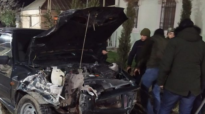 Qəza nəticəsində avtomobillərdən biri işıq dirəyinə çırpıldı - FOTO