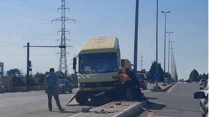 Gəncədə mikroavtobus minik maşını ilə toqquşub   - FOTO