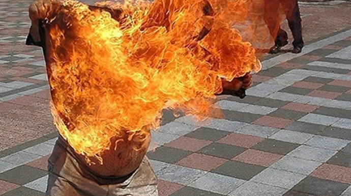 Ağdaşda 36 yaşlı kişi özünü yandırdı 