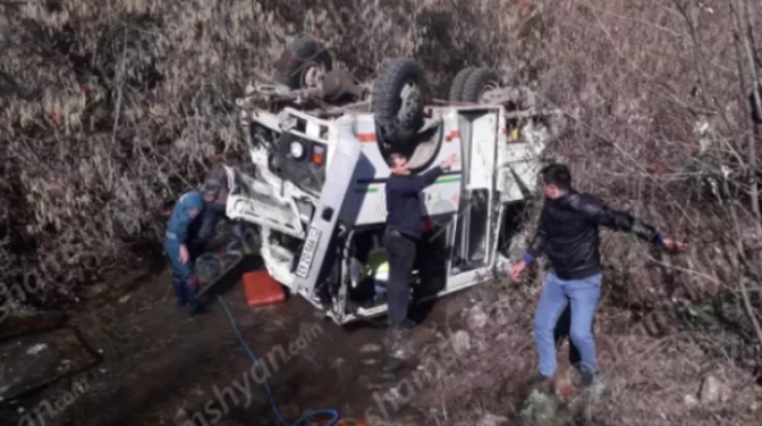 Ermənistanda məktəbliləri daşıyan avtobus dərəyə aşdı - 15 yaralı 