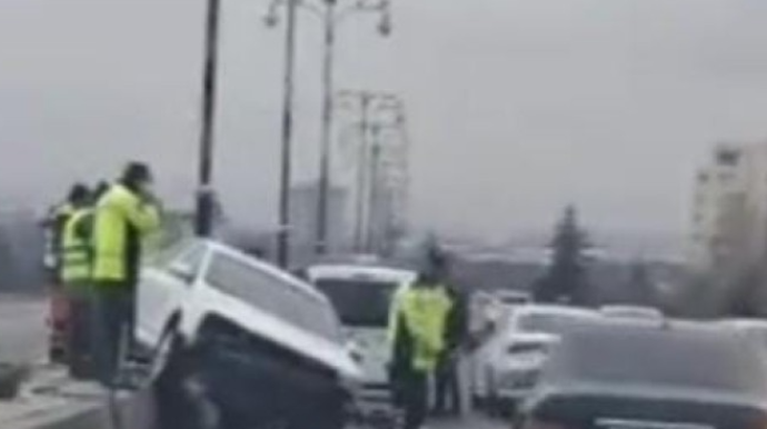 Bakıda maşın beton arakəsməyə çırpıldı - VİDEO