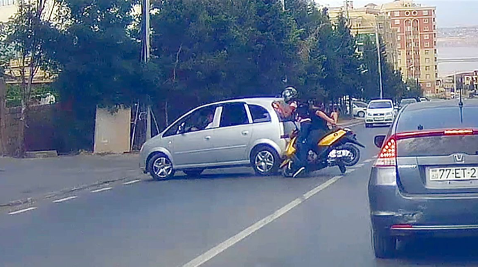 Masazırda qayda pozan gənc mopedi maşına çırpdı   - ANBAAN VİDEO