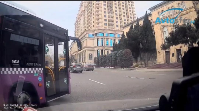 Yük maşınlarının yanından dönərkən diqqətli olun, qəza törədə bilərsiz - VİDEO 