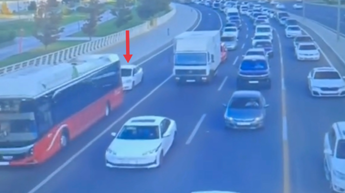 Avtobusun arxasında gizlənib cərimədən yayınmaq istəyən sürücü "sürprizlə" qarşılaşdı - VİDEO