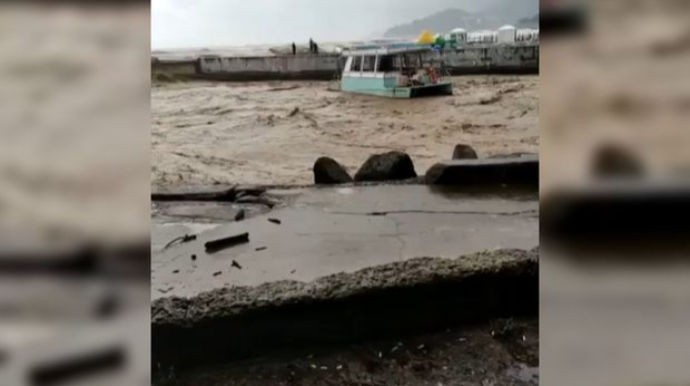 Daşqınlar şəhəri iflic etdi - avtomobillər suyun altında qaldı - ANBAAN VİDEO 