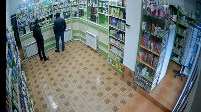 Qubada koronavirusa yoluxan ata və oğul aptekə gedib - FOTO