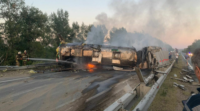 Yük maşını ilə mikroavtobus toqquşdu; 14 nəfər öldü 