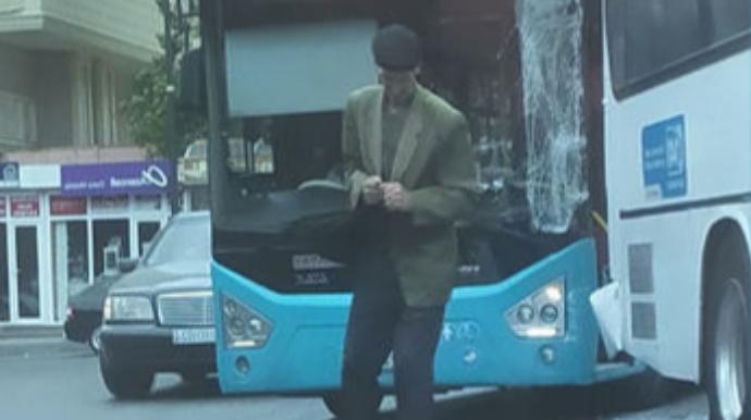 Bakıda iki sərnişin avtobusu toqquşdu  - FOTO