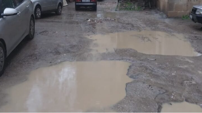 Su içində qalan elektrik xətləri, qəzalıdır, amma sökülmür — Qurumlar baxıb gedir — FOTOLAR 