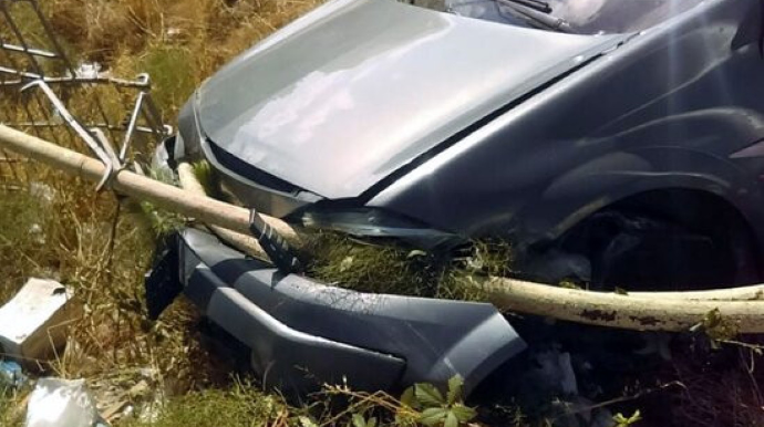 Şəmkirdə avtomobili qaz borusuna çırpılıb, xəsarət alanlar var 