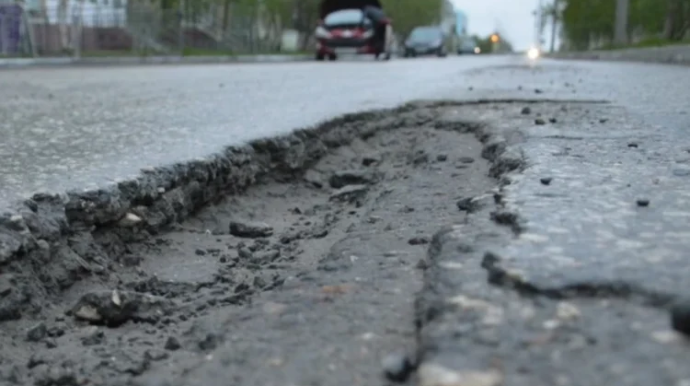 Qarlı hava şəraitindən sonra Bakının yollarında çuxurlar niyə yaranıb? - AÇIQLAMA 