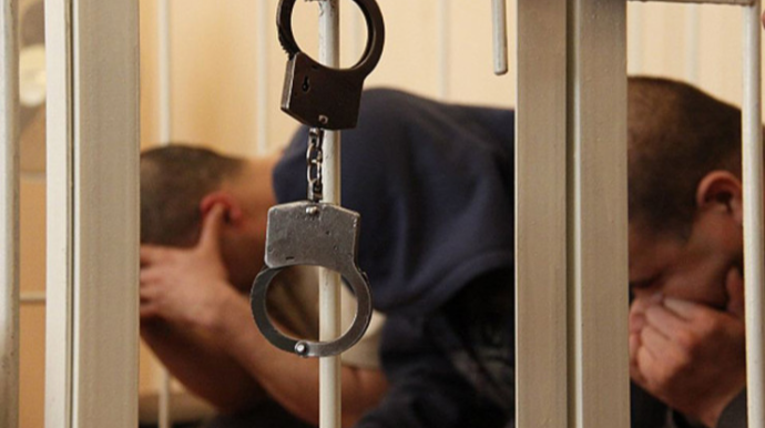 Bakıda məhkəmə zalında 4 dustaq özünü doğradı