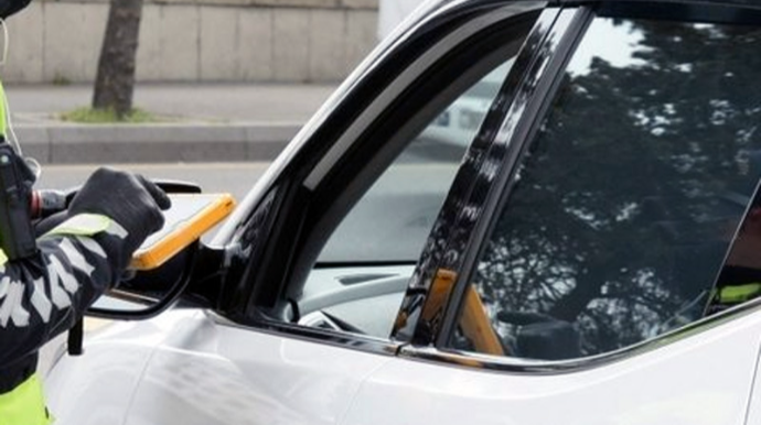 Qayda pozub polis əməkdaşına rüşvət təklif edən sürücü həbs edilib - VİDEO