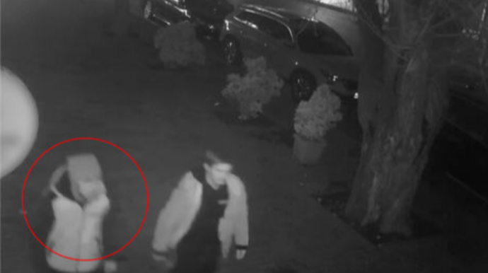 Bakıda iki nəfər telefon mağazasının lövhəsini sındırdı - ANBAAN VİDEO 