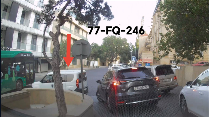 "Stop" nişanına baxmayan sürücü içi dolu sərnişin olan avtobusa qorxulu anlar yaşatdı - VİDEO