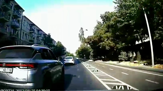 Qəza törədən qadın sürücü nalayiq ifadələr də işlətdi - 77-AB-718   - VİDEO