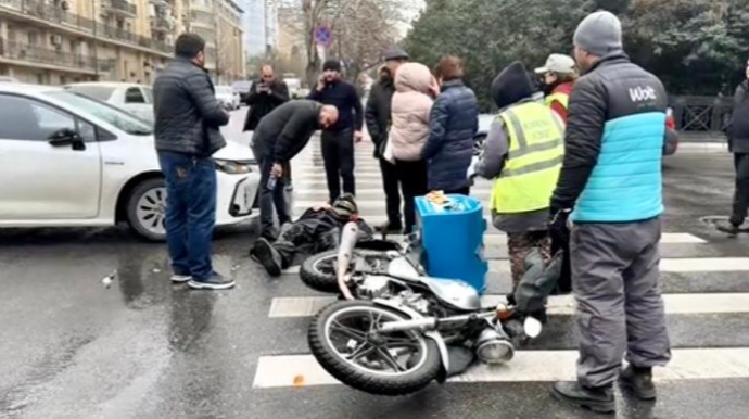 Yasamalda sürücü yola qəfil çıxan kuryeri vurub yerə sərdi    - VİDEO