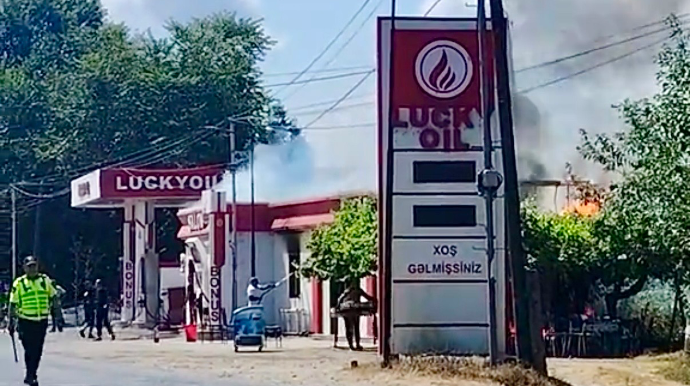 Yanacaqdoldurma məntəqəsinin kafesi alovlandı – İlk müdaxiləni vətəndaşlar etdi - VİDEO