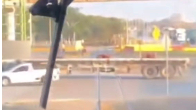 Dəmiryol xəttinin üzərində qalan yük maşınını qatar belə vurdu  - VİDEO