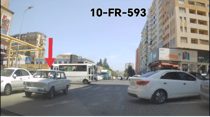 Özünü hamıdan fərqləndirən sürücü yolu tərsinə sürüb qırmızıda keçdi - VİDEO