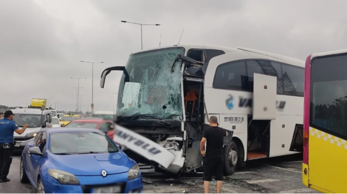 İstanbulda avtobuslar toqquşdu: 5 nəfər yaralandı 