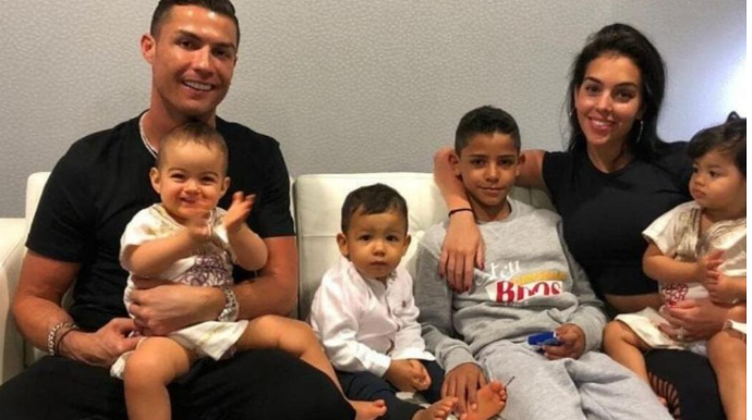 Ronaldo ailəsi üçün təyyarə aldı - FOTO 