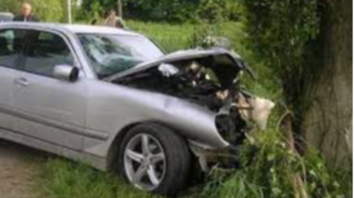 Sürücünün təzyiqi qalxdı, avtomobili ağaca çırpdı 