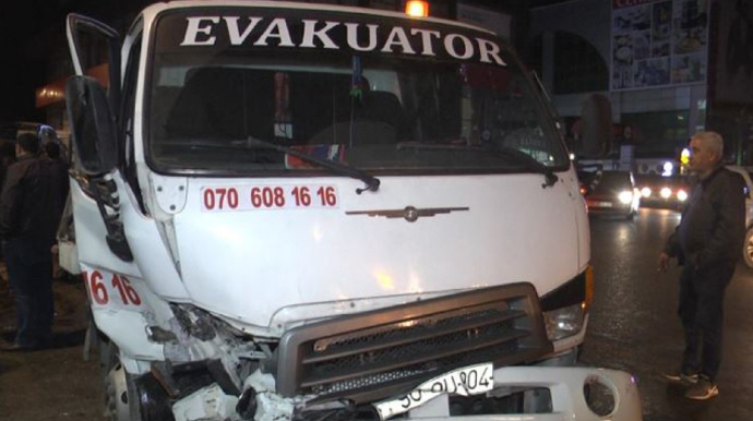 Bakıda evakuator avtomobillərə çırpılıb - Yük avtomobili yola aşıb - FOTO - VİDEO 