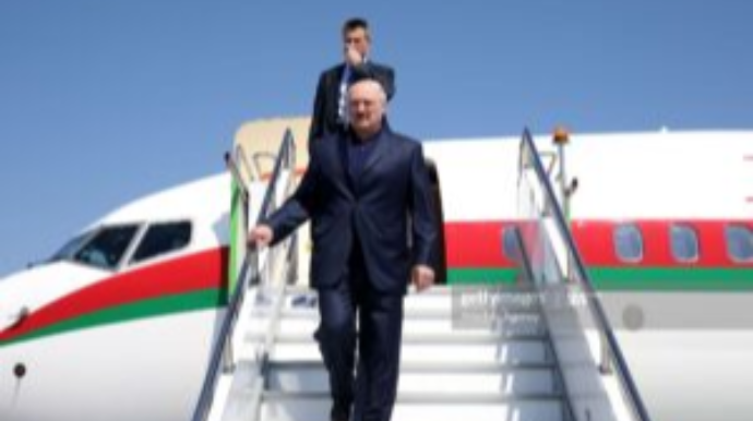 Lukaşenkonun təyyarəsi Minski tərk etdi - Şəhərə qoşun yeridildi 