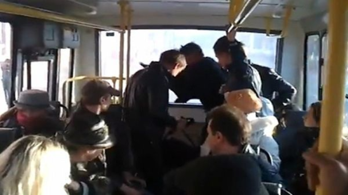 Bakıda marşrut avtobusunda dava, sürücü döyüldü