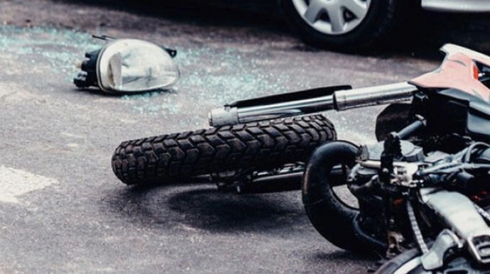 Gəncədə moped qəzaya düşdü:  Sürücü ağır xəsarət aldı