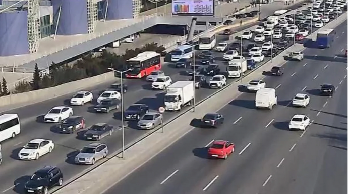 На каких улицах Баку 28 апреля наблюдаются транспортные заторы? - СПИСОК + ФОТО 