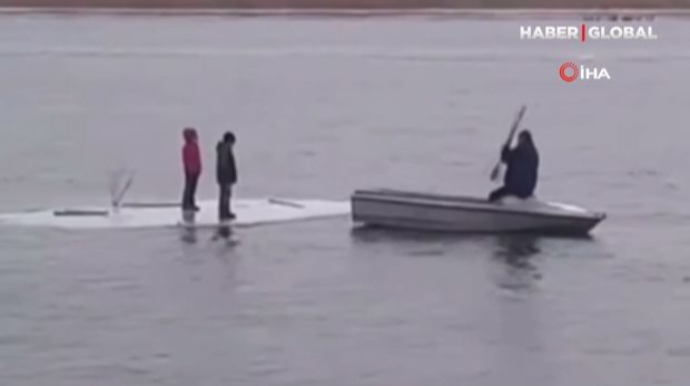 İki yeniyetmə qopan buzun üstündə köməksiz vəziyyətdə qaldı - VİDEO