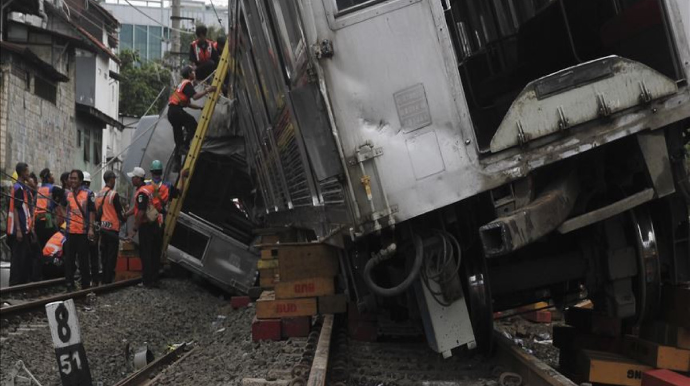 İndoneziyada qatarla mikroavtobus toqquşub, 11 nəfər ölüb 
