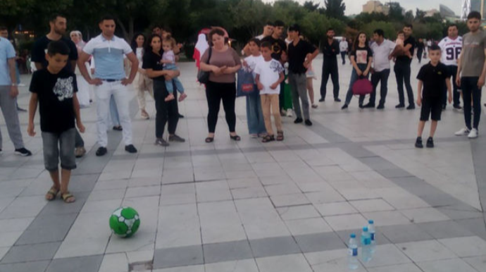 Bulvarda uşaqları pullu oyunlara cəlb edənlər kimlərdir? - VİDEO 