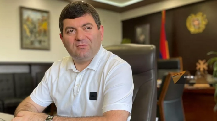 Ermənistanda şəhər meri təyyarədən çıxarkən həbs edildi 