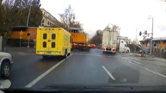 Qatar qoşqulu yük avtomobilini belə parçaladı  - VİDEO