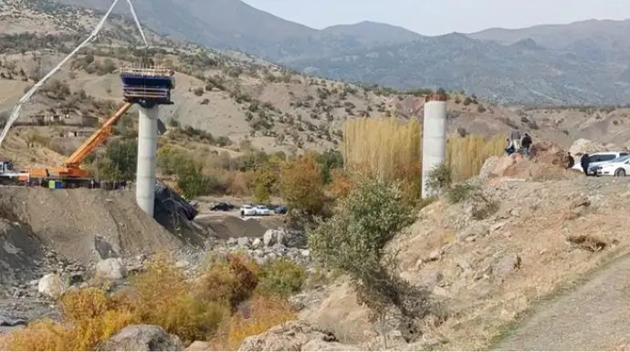 Diyarbəkirdə inşa edilən körpü çökdü: Üç ölü, iki yaralı  - YENİLƏNİB