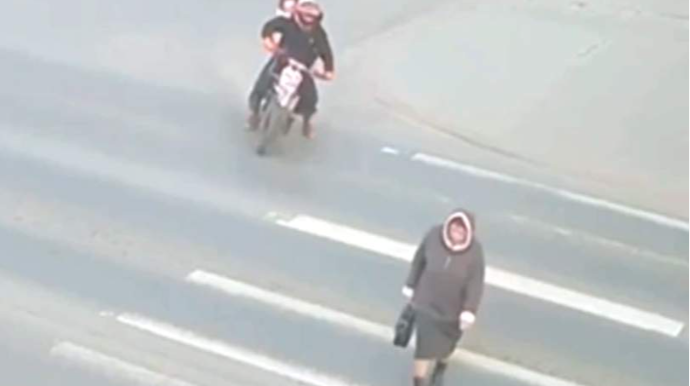 Vəsiqə olmadan moto sürən yeniyetmə 70 yaşlı qadını vurdu - VİDEO 