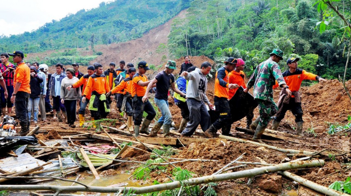İndoneziyada torpaq sürüşmələri və daşqınlar zamanı onlarla insan həlak olub