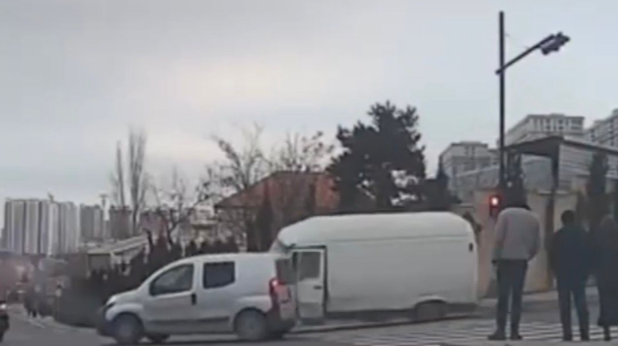 Распространились кадры вчерашнего цепного ДТП в Баку - ВИДЕО