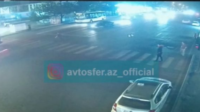Qırmızıda yolu keçən piyadanı farası yanmayan maşın vurdu - Günah kimdədir? - VİDEO