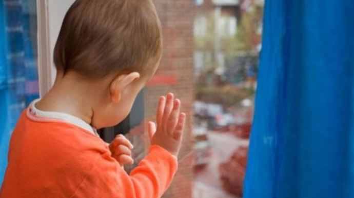 Bakıda 2 yaşlı körpə 3-cü mərtəbədən düşdü