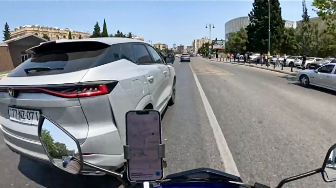 Motosikletçini sıxışdırıb qəza təhlükəsi yaratdı - 77-NZ-071 - VİDEO