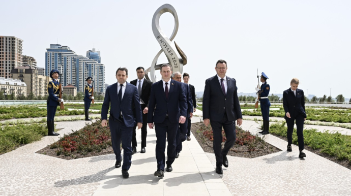 Belarusun Baş naziri Zəfər parkında - FOTO