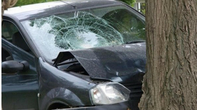 "Mercedes" qadını və körpəsini vurdu, sonra da ağaca çırpıldı