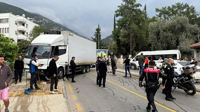 Türkiyədə məktəb avtobusu ilə yük maşını toqquşdu: Yaralananlar var - FOTO